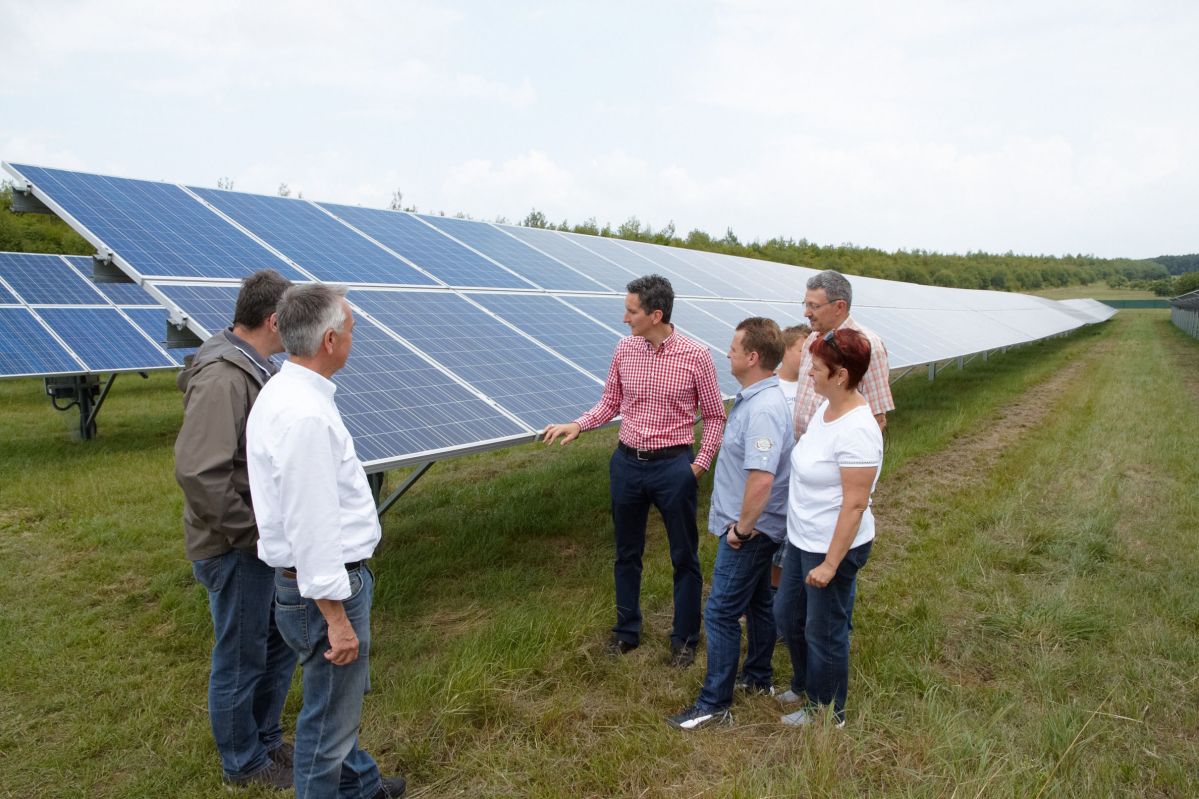 Mehrere Menschen stehen vor dem Solarpark Görgeshausen